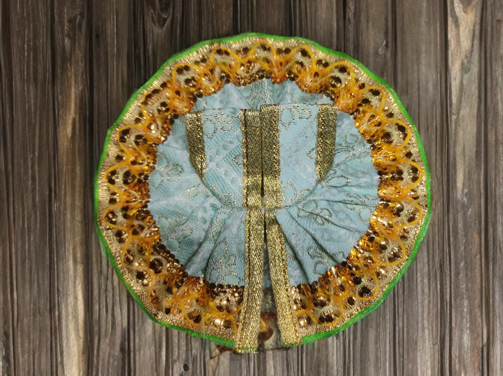 Krishna Vastra Set with Golden Bansuri – Size 1