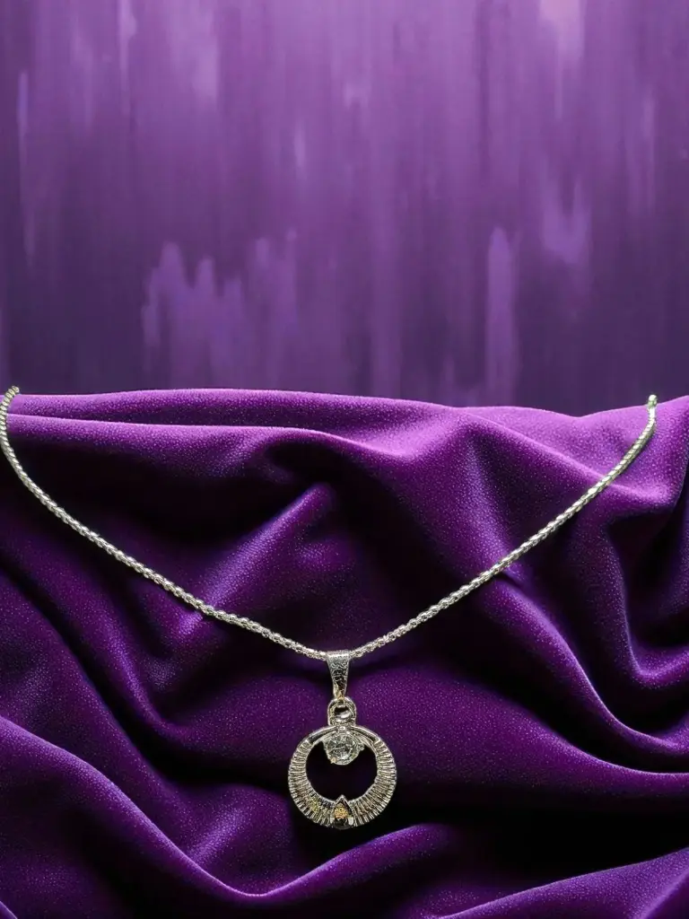 ✨ Round Pendant Chain Necklace with Stone Detailing – Stylish Daily Wear Jewelry 