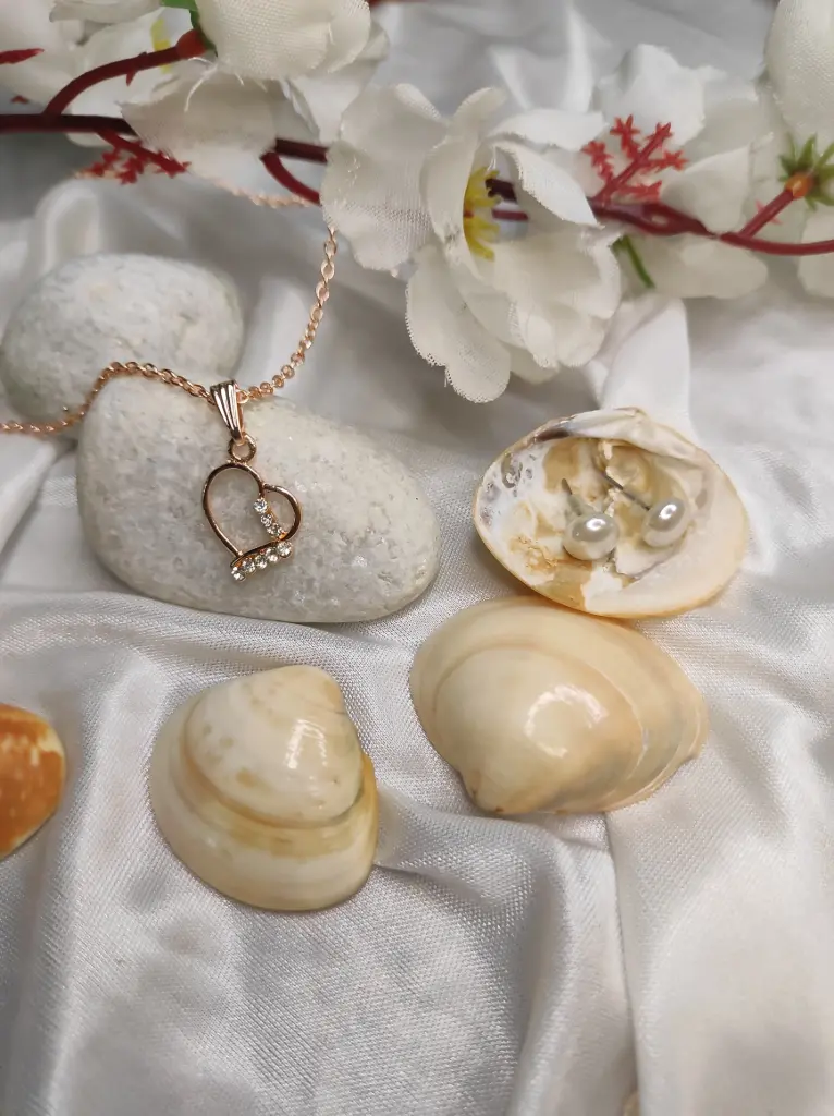 Heart Pendant chain with Pearl Stud Earrings