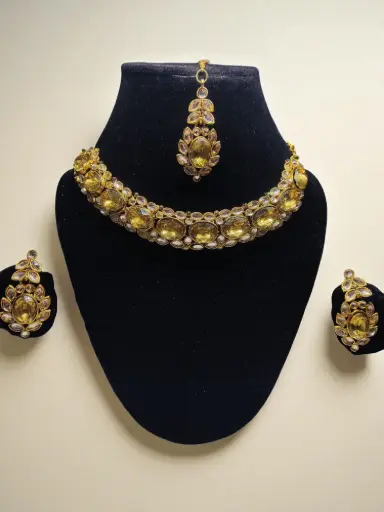 ✨ Yellow Stone Kundan-Style Choker Necklace Set with Earrings & Maang Tikka