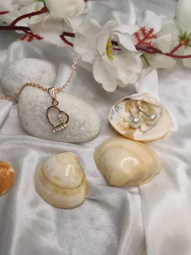Heart Pendant chain with Pearl Stud Earrings